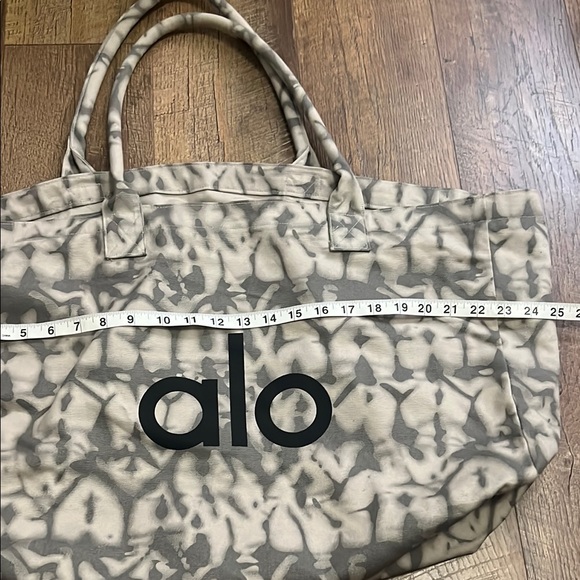 ALO Yoga Patterned Tote Bag in Gray and Cream - Picture 4 of 9